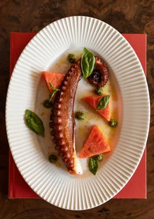 Cuisine méditerranéenne raffinée au Ventura Hotel à Saint-Tropez.