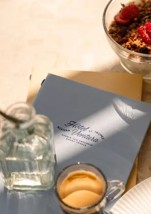 carte du Ventura avec café et granola. un rayon de soleil sur le menu 