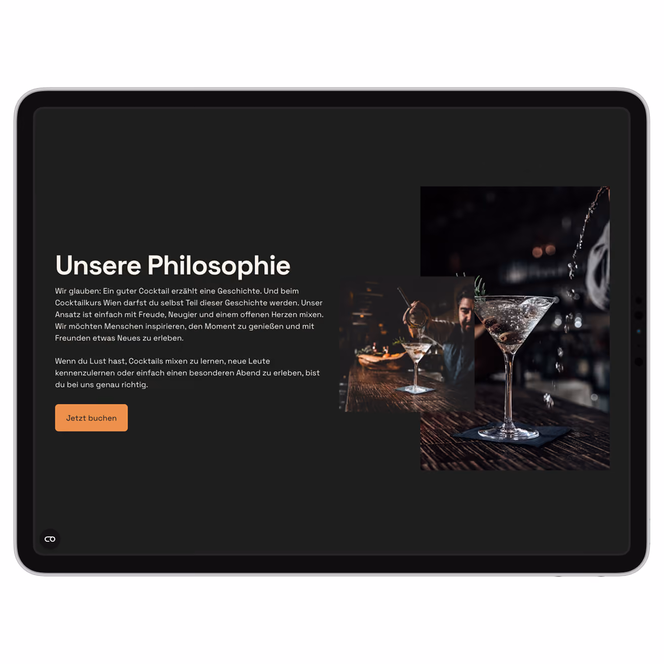 Dunkle Tablet-Webseite mit der Überschrift „Unsere Philosophie“, erklärendem Text und Fotos eleganter Cocktails und Drinks; stilvolle Atmosphäre.