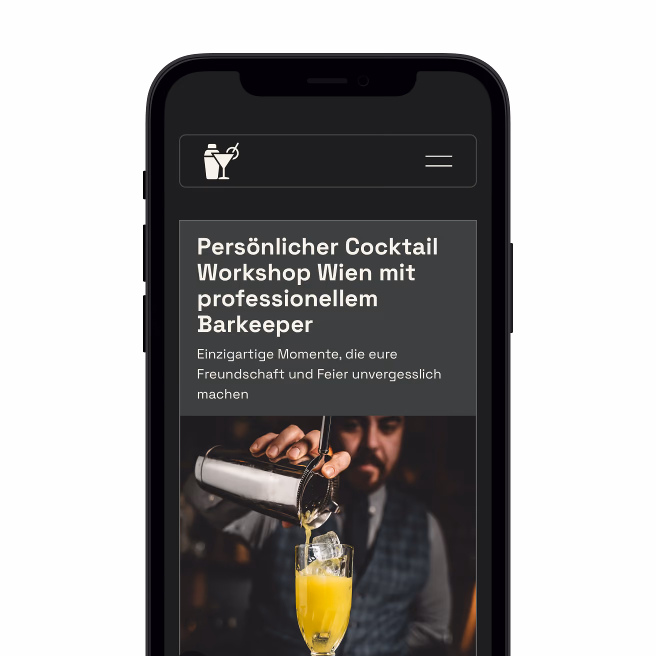 Smartphone mit Website für einen persönlichen Cocktail-Workshop in Wien; Barkeeper mixt einen Drink, darüber deutscher Einladungstext.