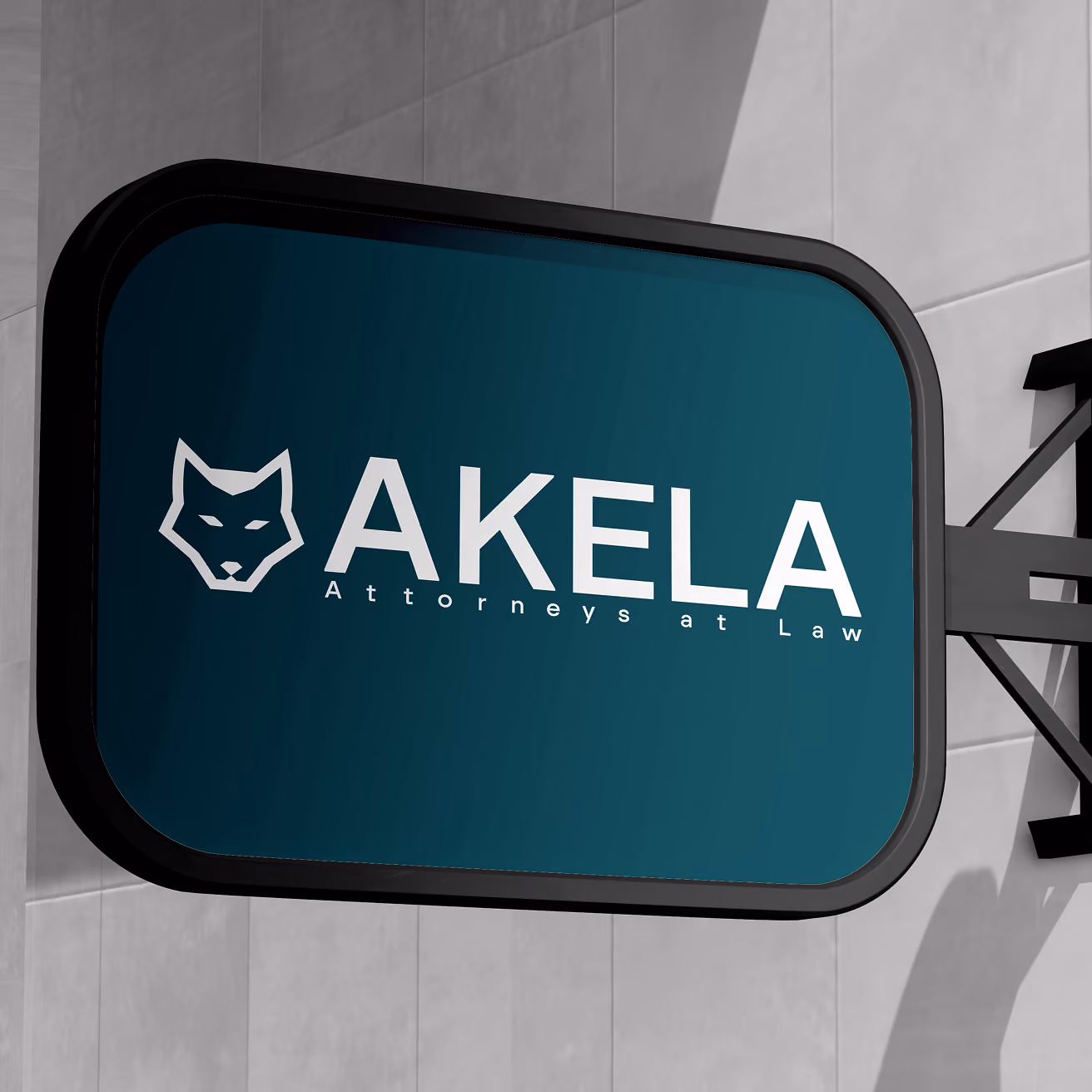 Wandschild in Blaugrün für „Akela Attorneys at Law“ mit einem stilisierten Wolfslogo in Weiß; elegantes, modernes und professionelles Design.