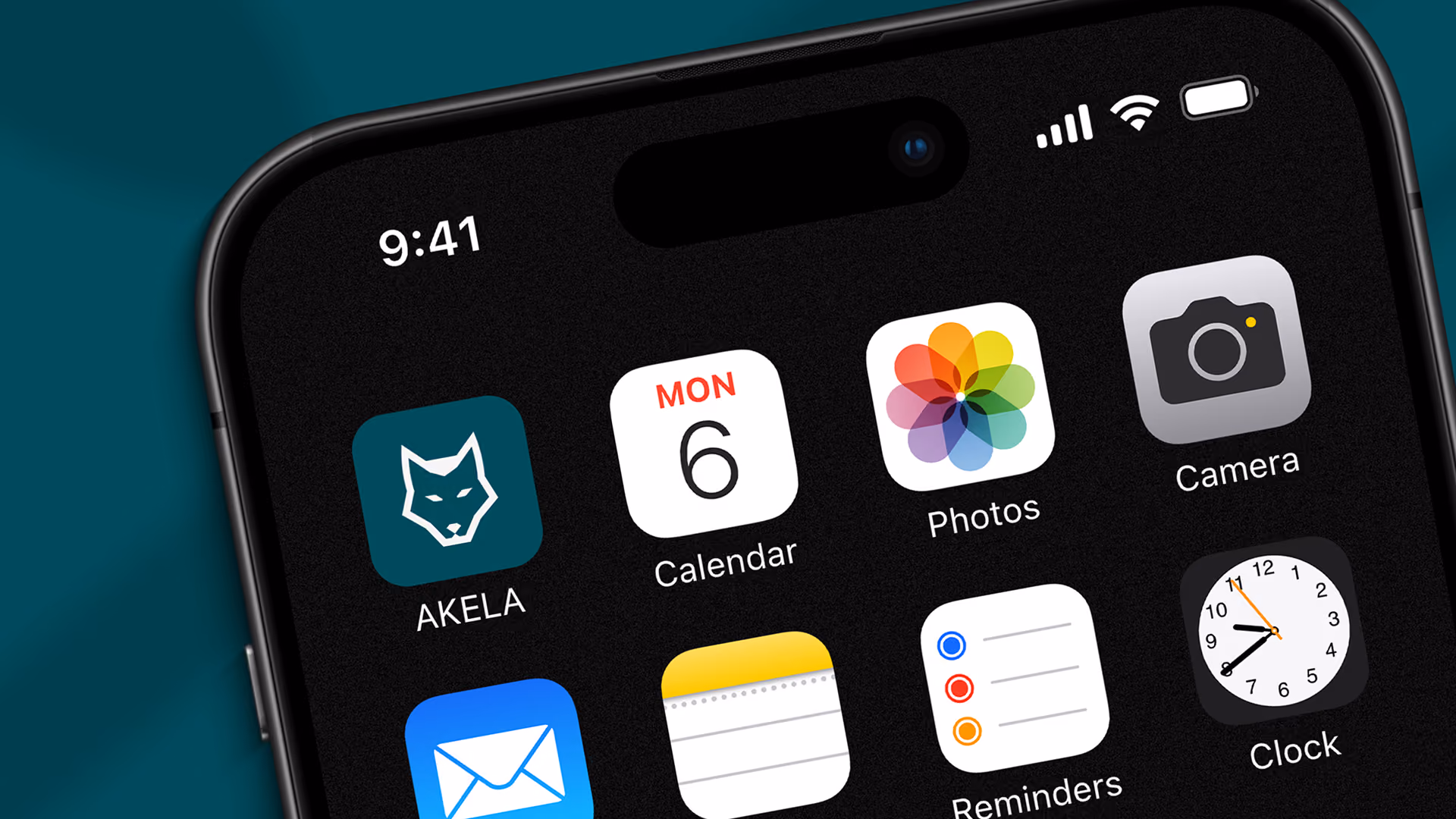 Ein schräg gezeigtes iPhone mit schwarzem Startbildschirm und bunten App-Symbolen, darunter Kalender, Fotos, Kamera, Erinnerungen, Uhr und Mail.
