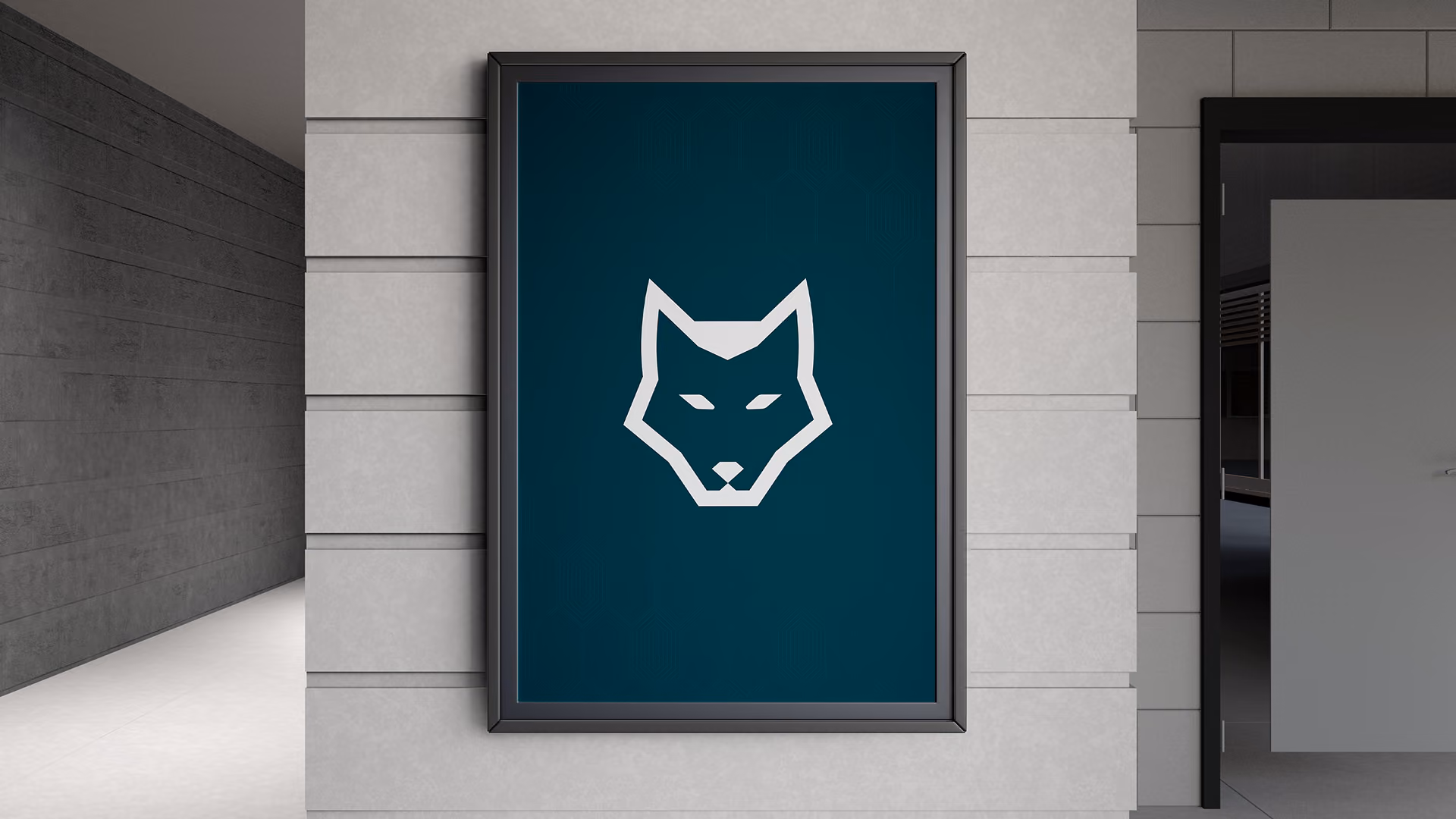 Gerahmtes, minimalistisches Logo eines weißen Wolfs auf einem dunkel-petrolfarbenen Poster, montiert an einer modernen grauen Flurwand; eine elegante, coole und zeitgemäße Atmosphäre.