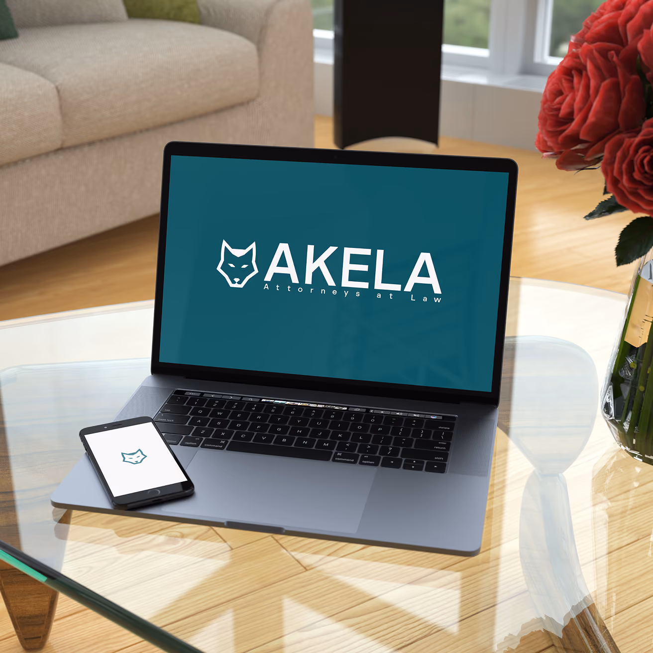 Laptop mit dem Logo von AKELA Attorneys at Law neben einem Smartphone, roten Rosen und einem hellen Wohnzimmer-Ambiente; gepflegter, professioneller Stil.