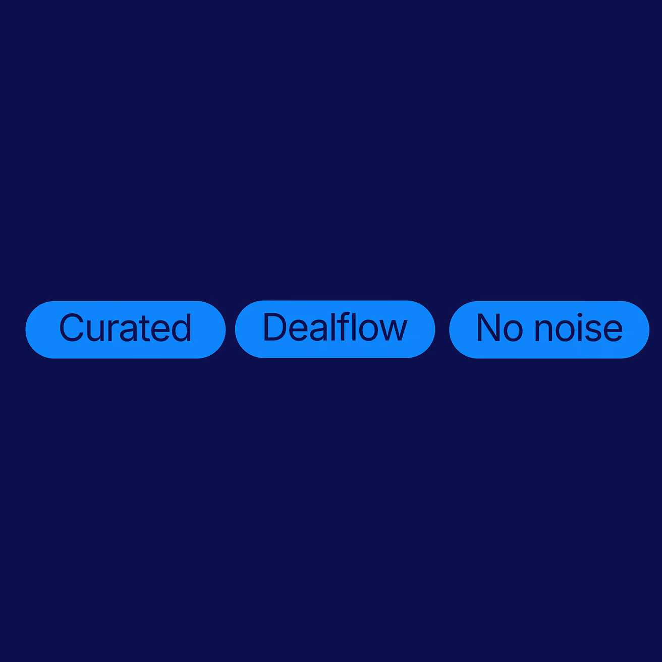 Drei leuchtend blaue, abgerundete Etiketten auf dunkelblauem Hintergrund tragen die Aufschriften „Curated“, „Dealflow“ und „No noise“ und vermitteln so eine klare, fokussierte Anmutung.