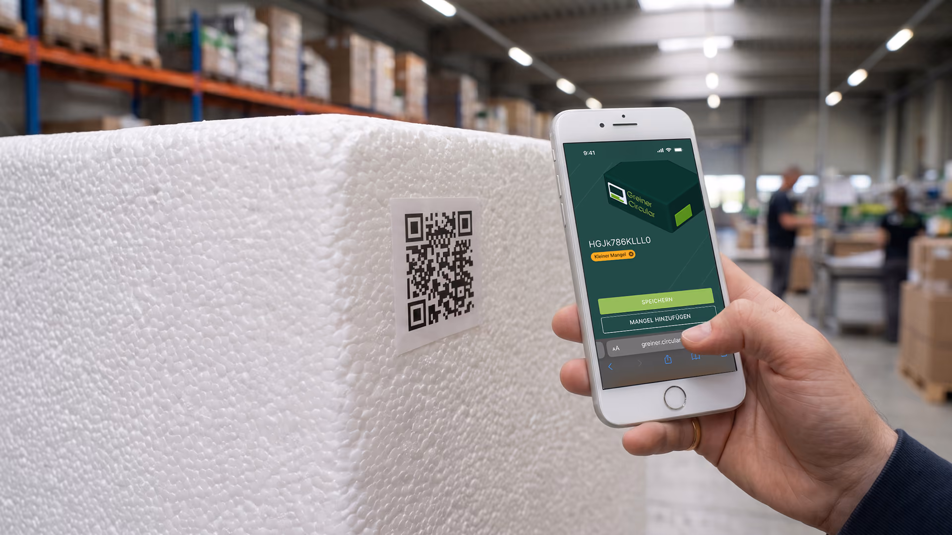 Eine Hand hält ein Smartphone mit einer QR-Scan-App neben einem in Schaumstoff verpackten Paket in einem Lagerhaus und veranschaulicht so die digitale Bestandsverfolgung und Logistik.