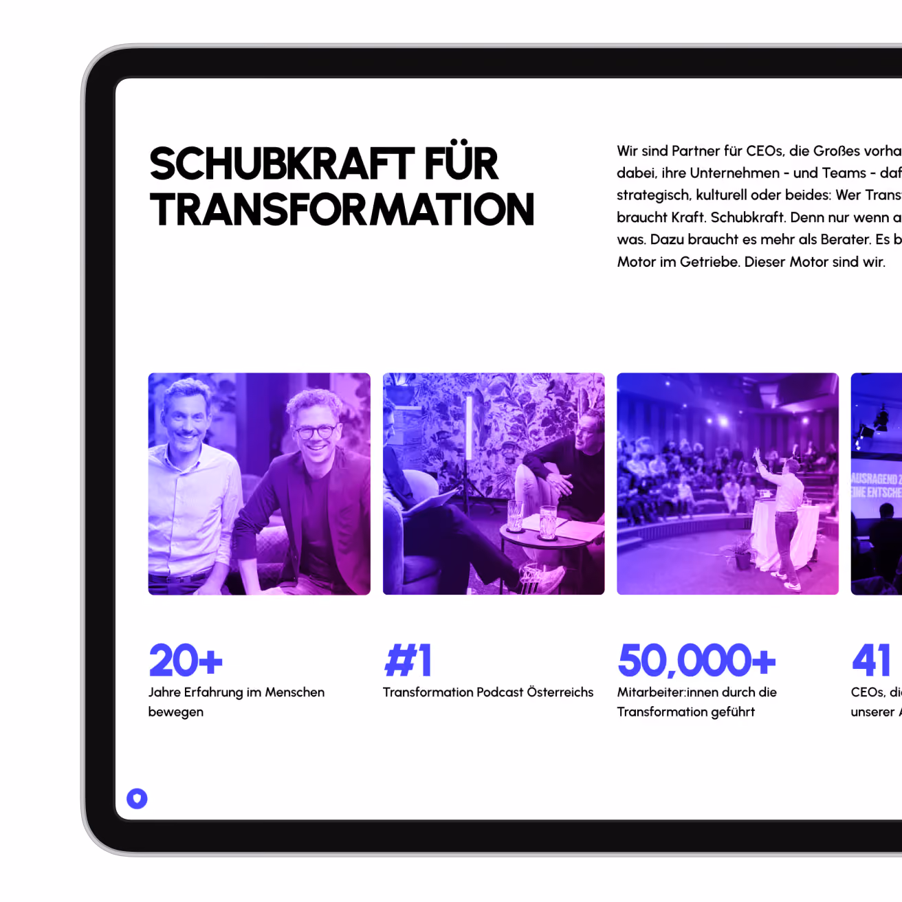 Website mit Überschrift „Schubkraft für Transformation“, violetten Fotos von Menschen und Veranstaltungen sowie Kennzahlen zu Erfahrung und Wirkung.