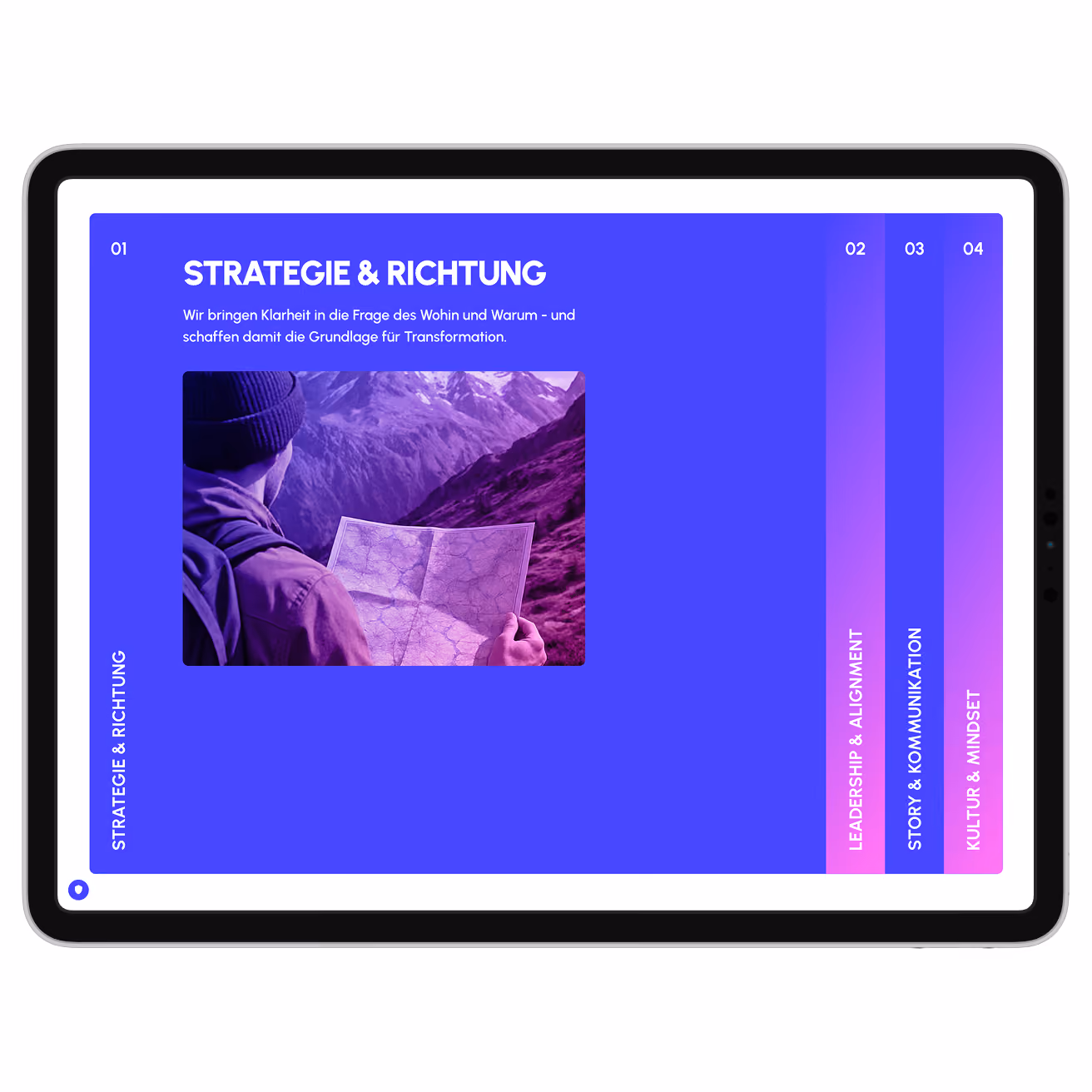 Tablet, das eine violette deutsche Präsentation mit dem Titel „Strategie & Richtung“ anzeigt; zu sehen ist ein Wanderer, der vor einer zerklüfteten Berglandschaft eine Karte studiert – moderne, zielgerichtete Anmutung.