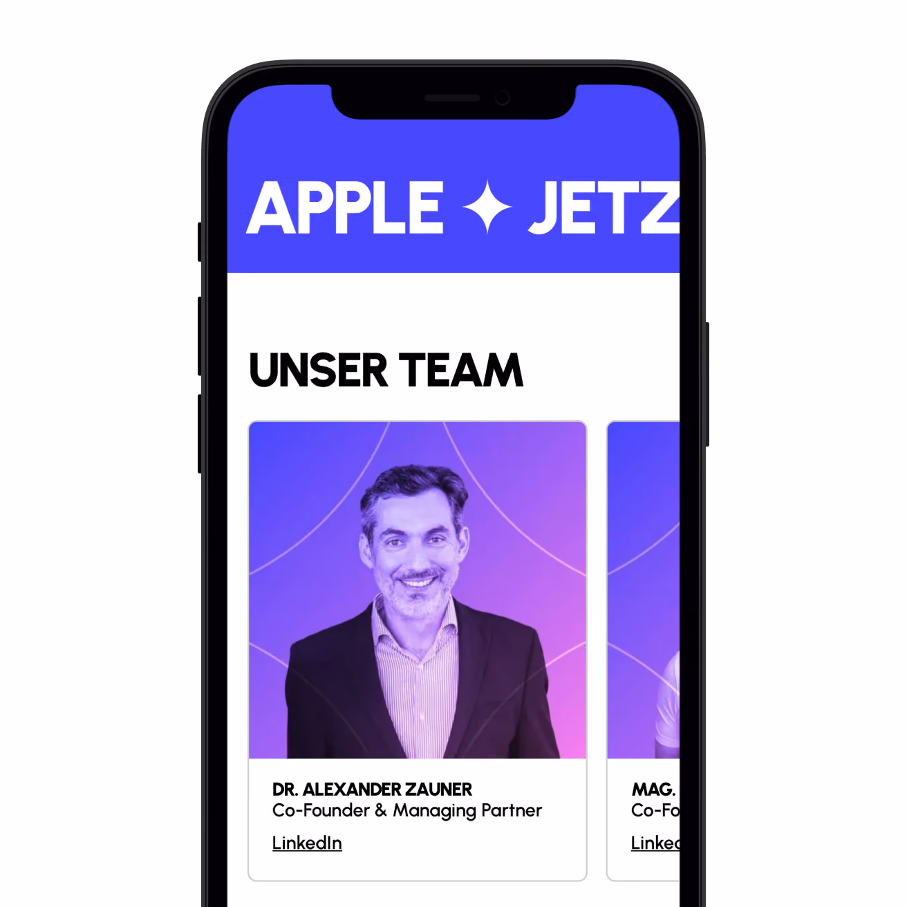Auf dem Smartphone-Display ist die „Jetz“-Teamseite von Apple zu sehen – mit violettem Branding, dem Porträt eines lächelnden männlichen Mitgründers und Teammitglied-Karten im modernen Stil.
