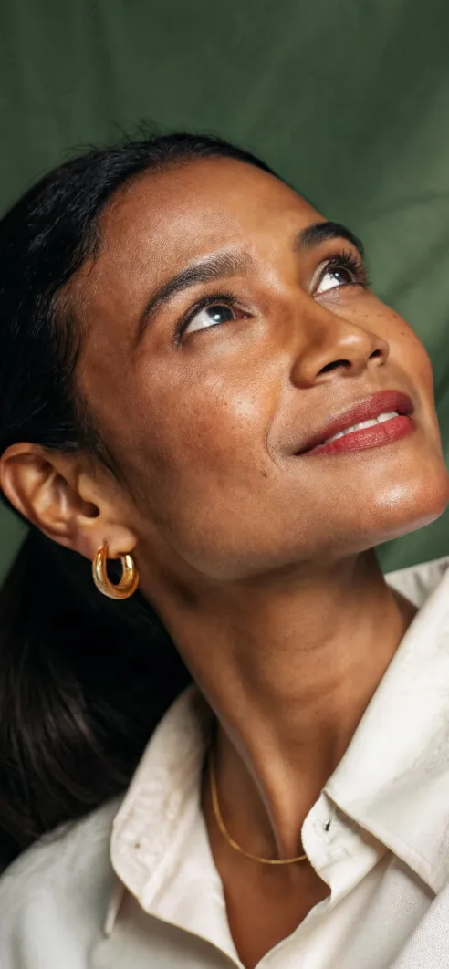 Moça olhando para cima