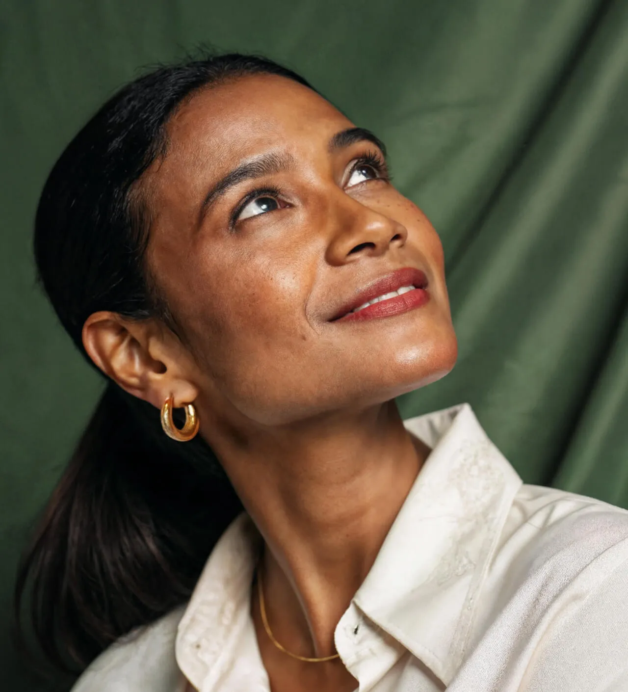 Imagem Mulher sorrindo e olhando para cima