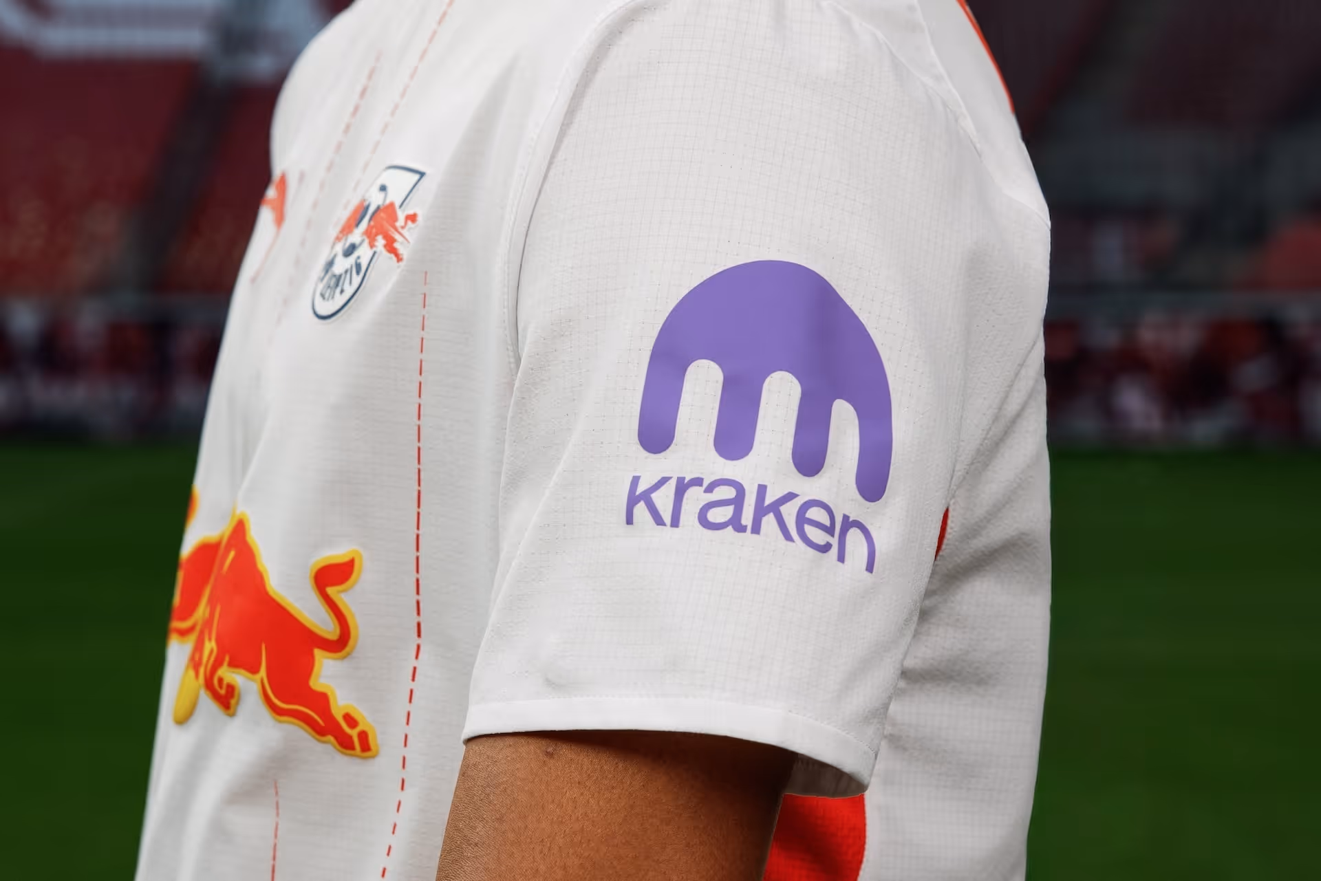 Seitliche Ansicht des Jerseys mit Sponsor Kraken auf der Schulter