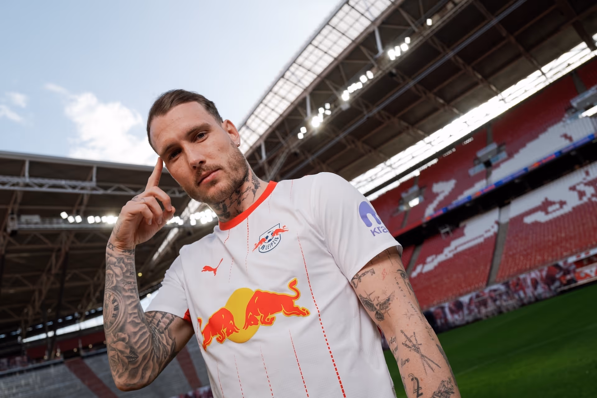 David Raum trägt das Home Jersey