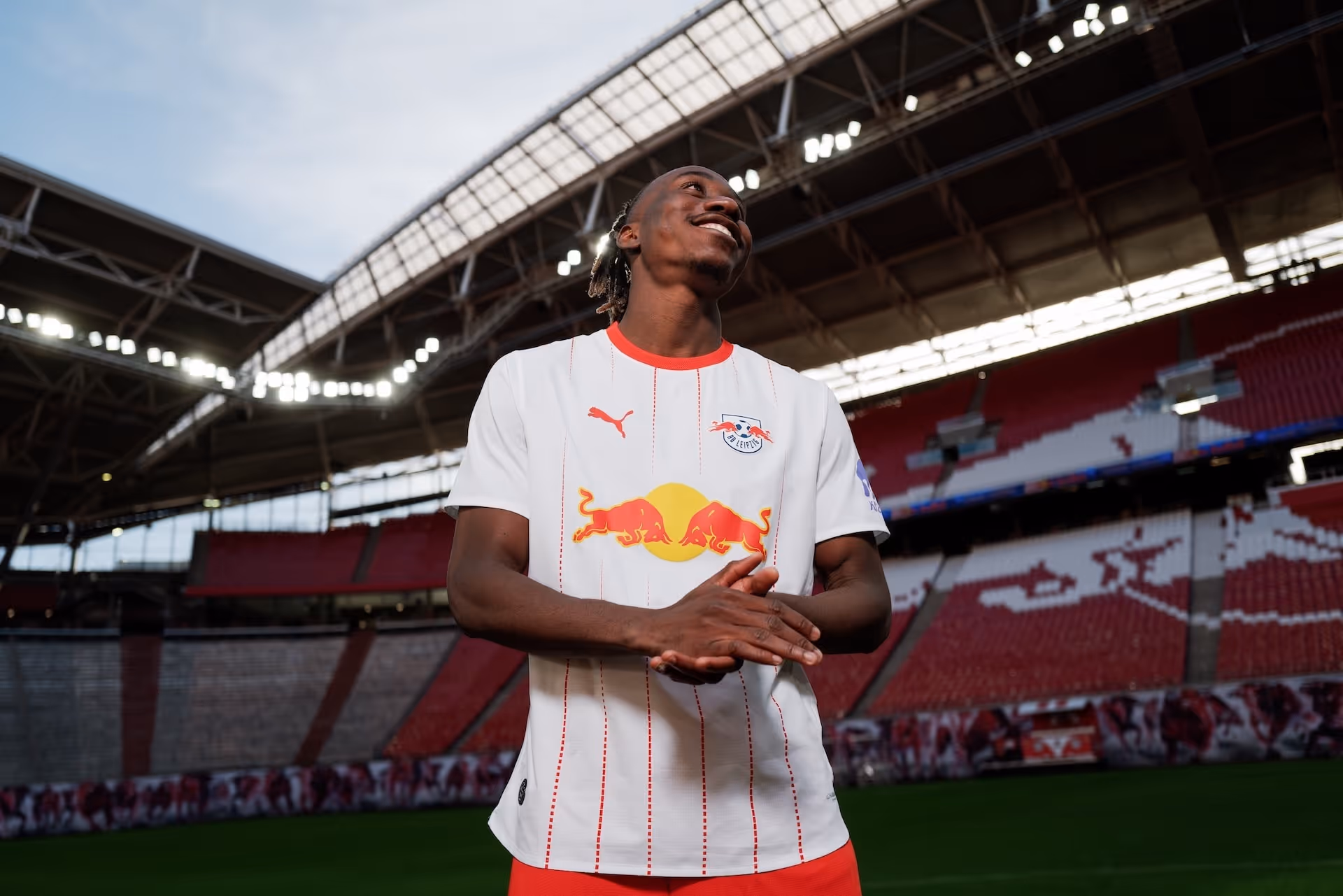 Diamonde lächelt im neuen Jersey