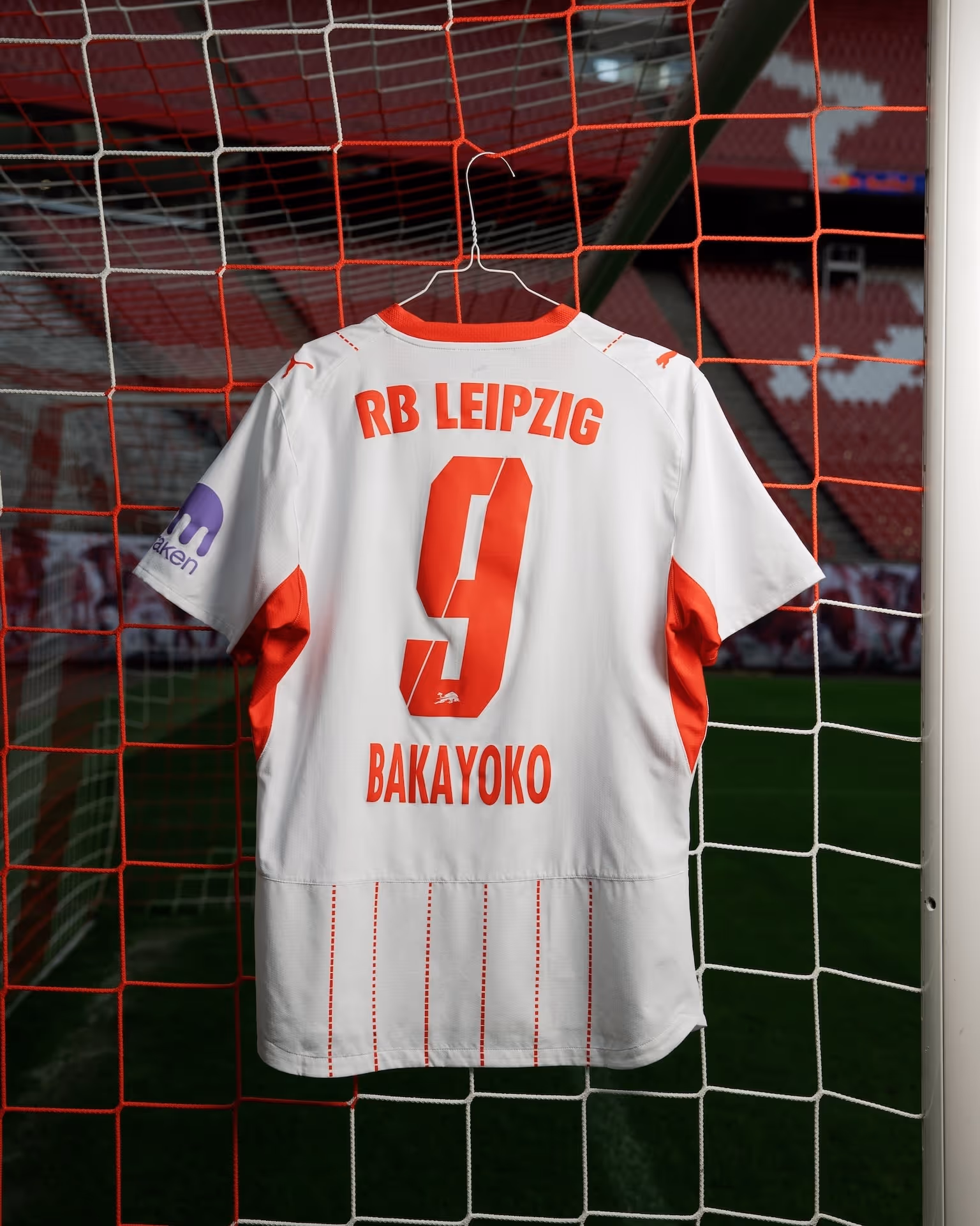 RB Leipzig Heimtrikot 26/27, aufgehängt am Tornetz