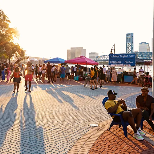 Busy crowds along boardwalk of St Johns in downtown Jacksonville