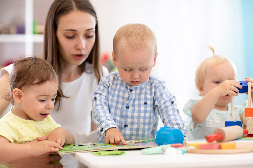 Učiteľka pri práci s deťmi v materskej škole Kechnec