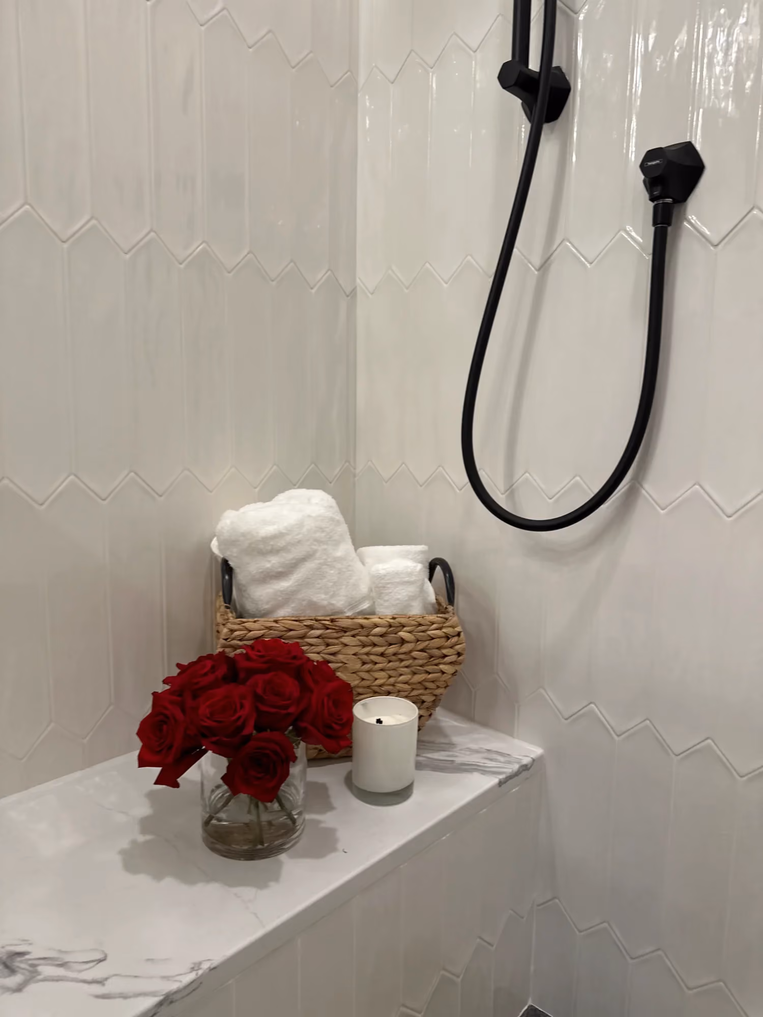 Shower corner with handheld sprayer and toiletries