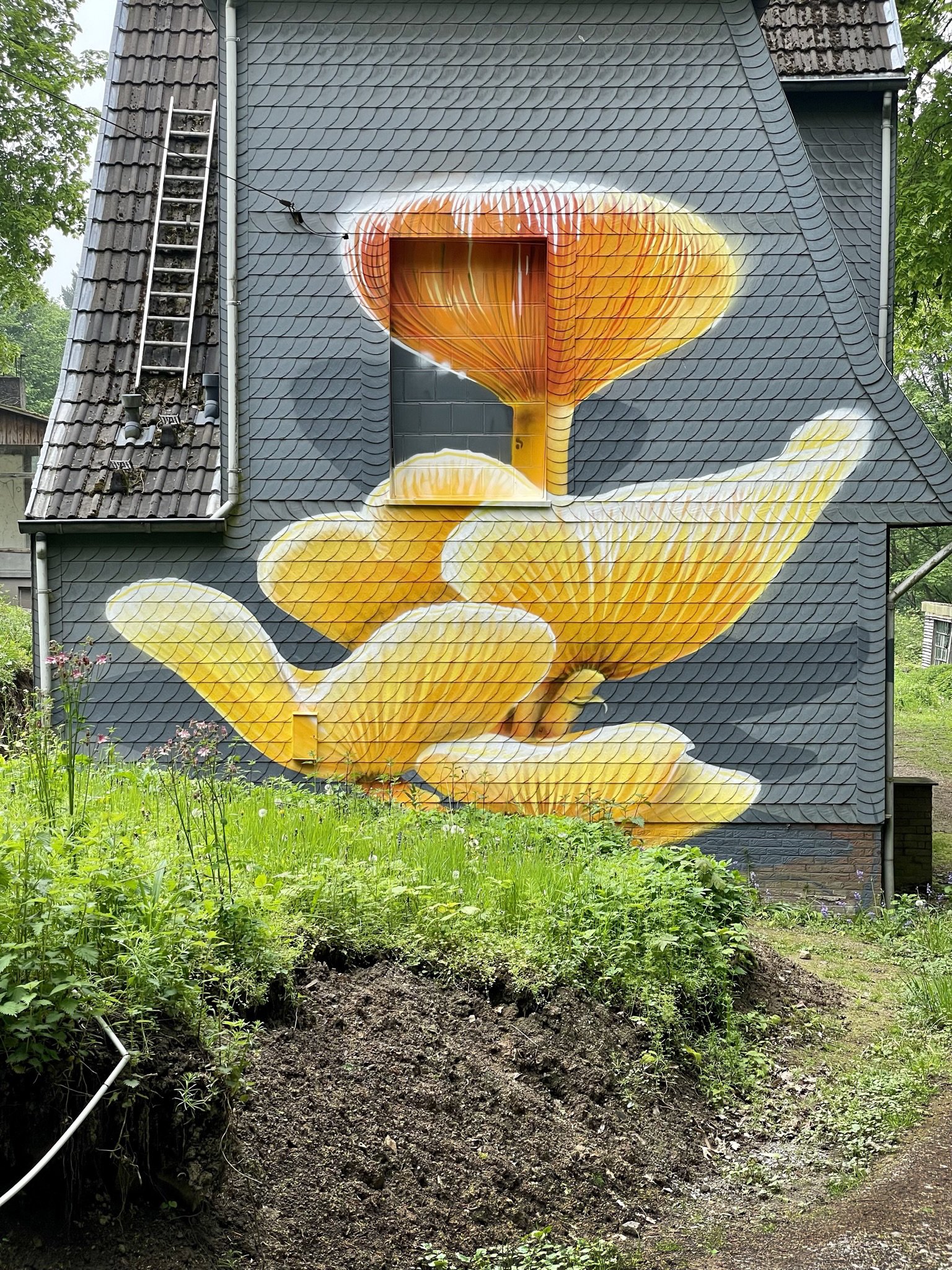 Yellow and orange mushroom façade detail, Mushroom House Königshöhe