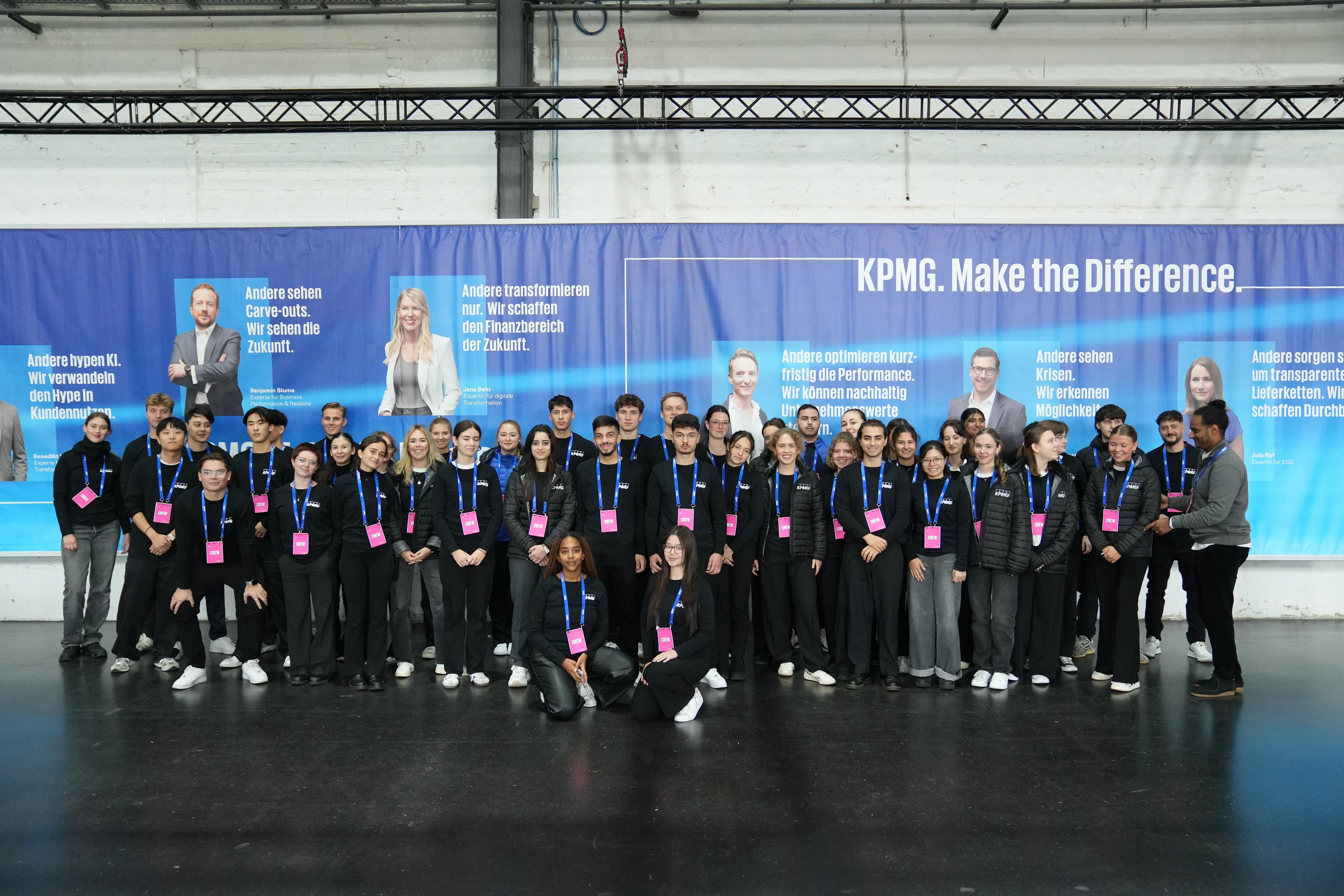 Student als Messeassistent betreut Besucher an einem Messestand auf einer Fachmesse