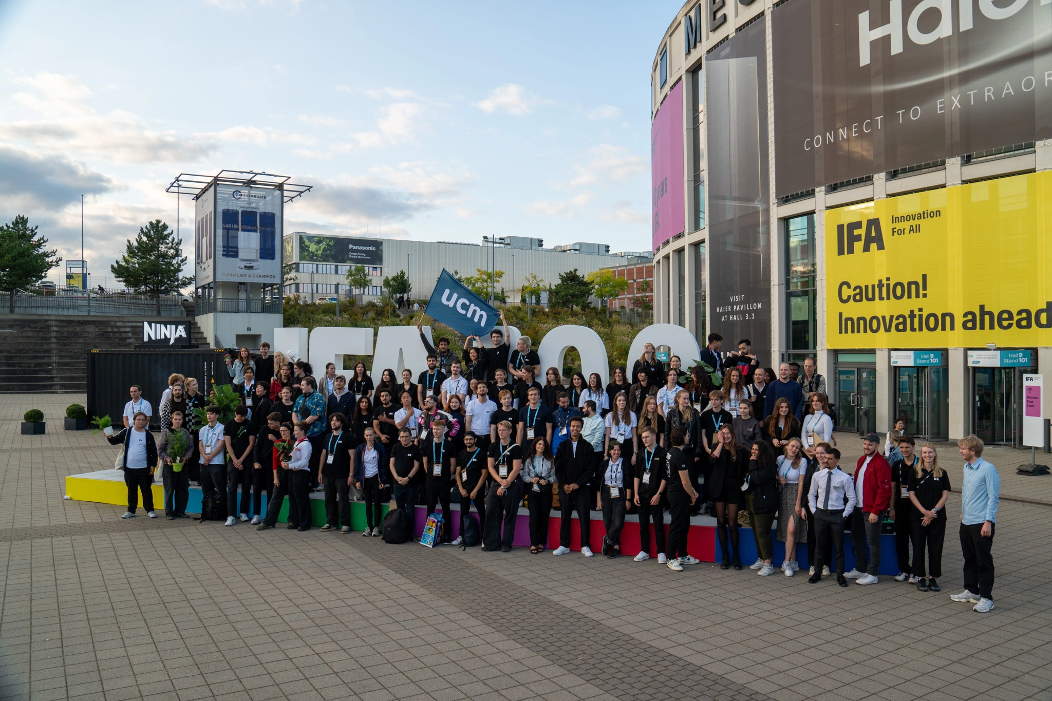 Messegelände Frankfurt mit Besucherströmen und Unternehmenspavillons bei einer Fachmesse