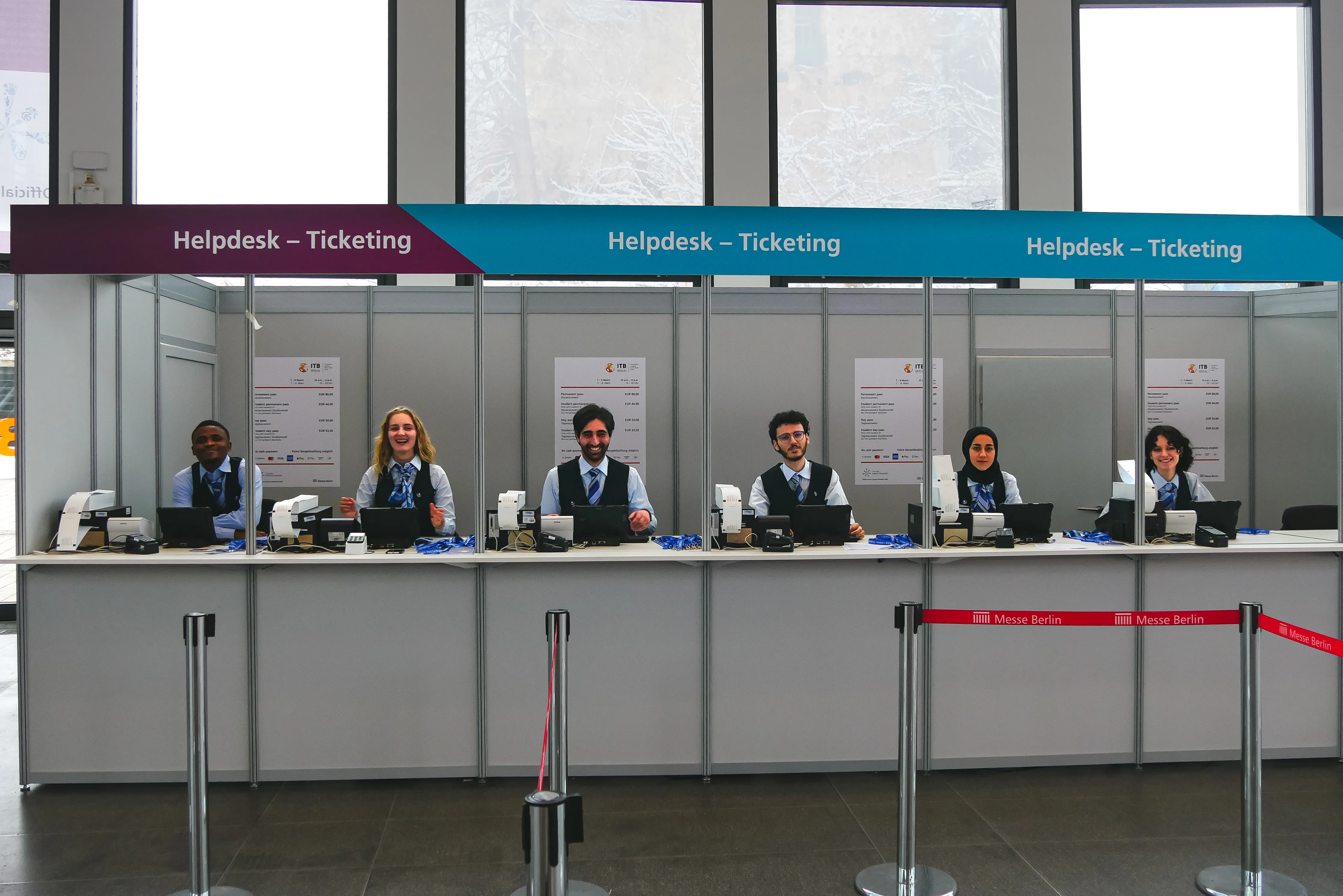 Messepersonal Düsseldorf im Gespräch mit internationalen Besuchern auf der MEDICA an einem Ausstellerstand