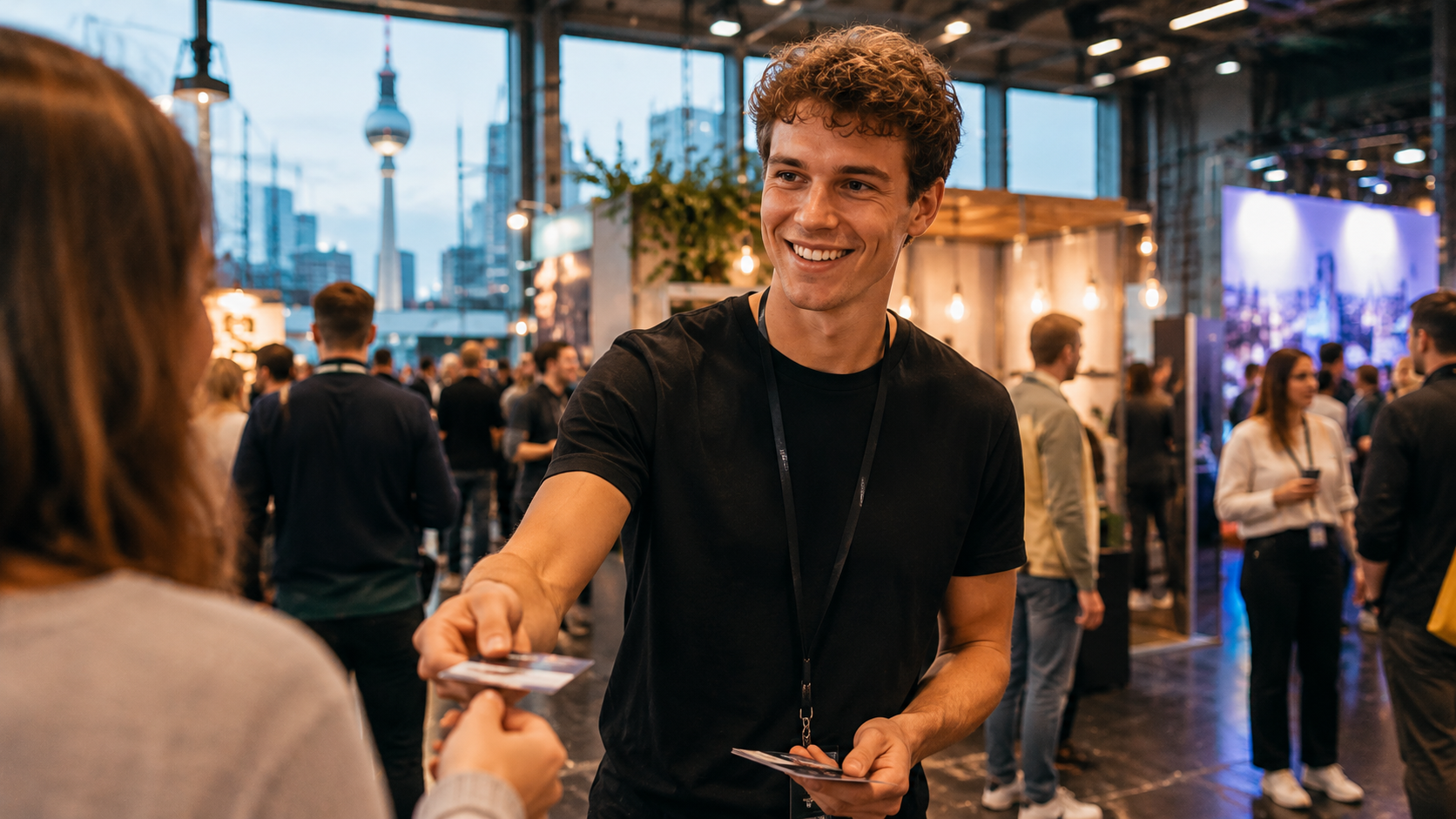 Promoterin mit Sampling-Tablett spricht Passanten in der Münchner Innenstadt an