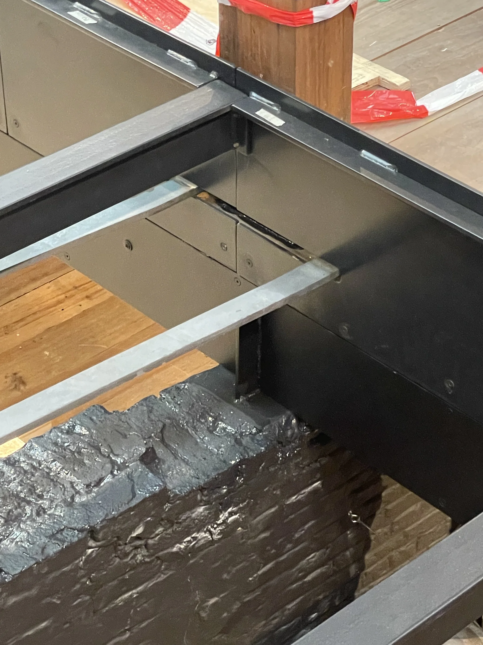 Detail van de stalen ondersteuning en oplegging van de glaspanelen in de vloer.
