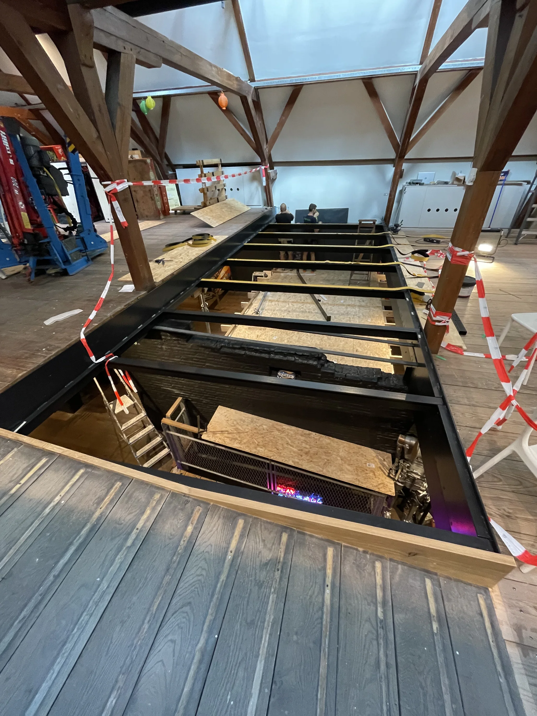 Ondersteunende staalconstructie van de glazen vloer tijdens de montage.