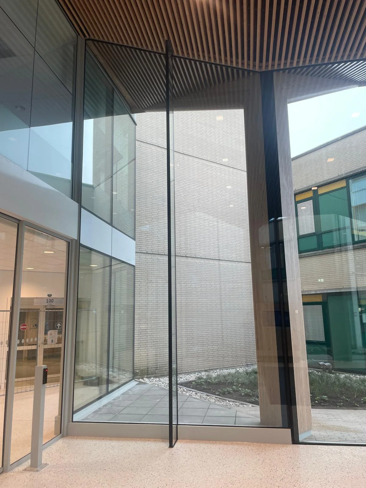 Interieur van de entree van Rijnstate met transparante glazen kolommen.