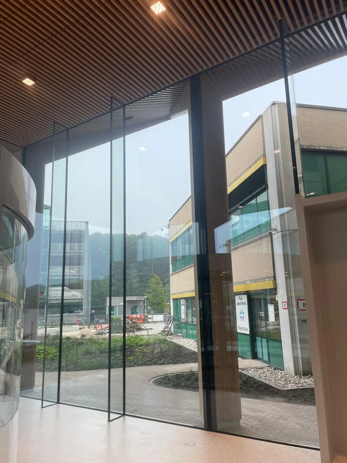 Doorzicht door de hoge transparante glasgevel van Rijnstate.