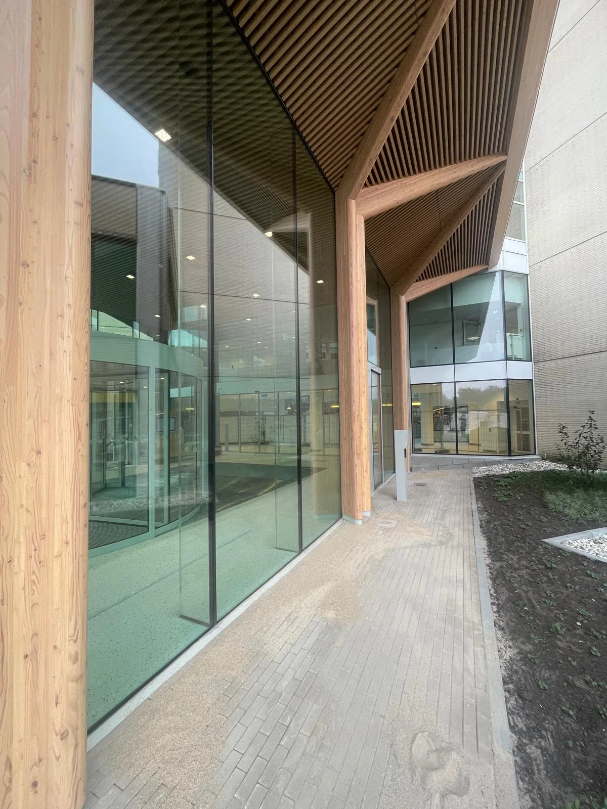 Zijgevel van Rijnstate met hoge isolatieruiten en constructieve glazen kolommen.