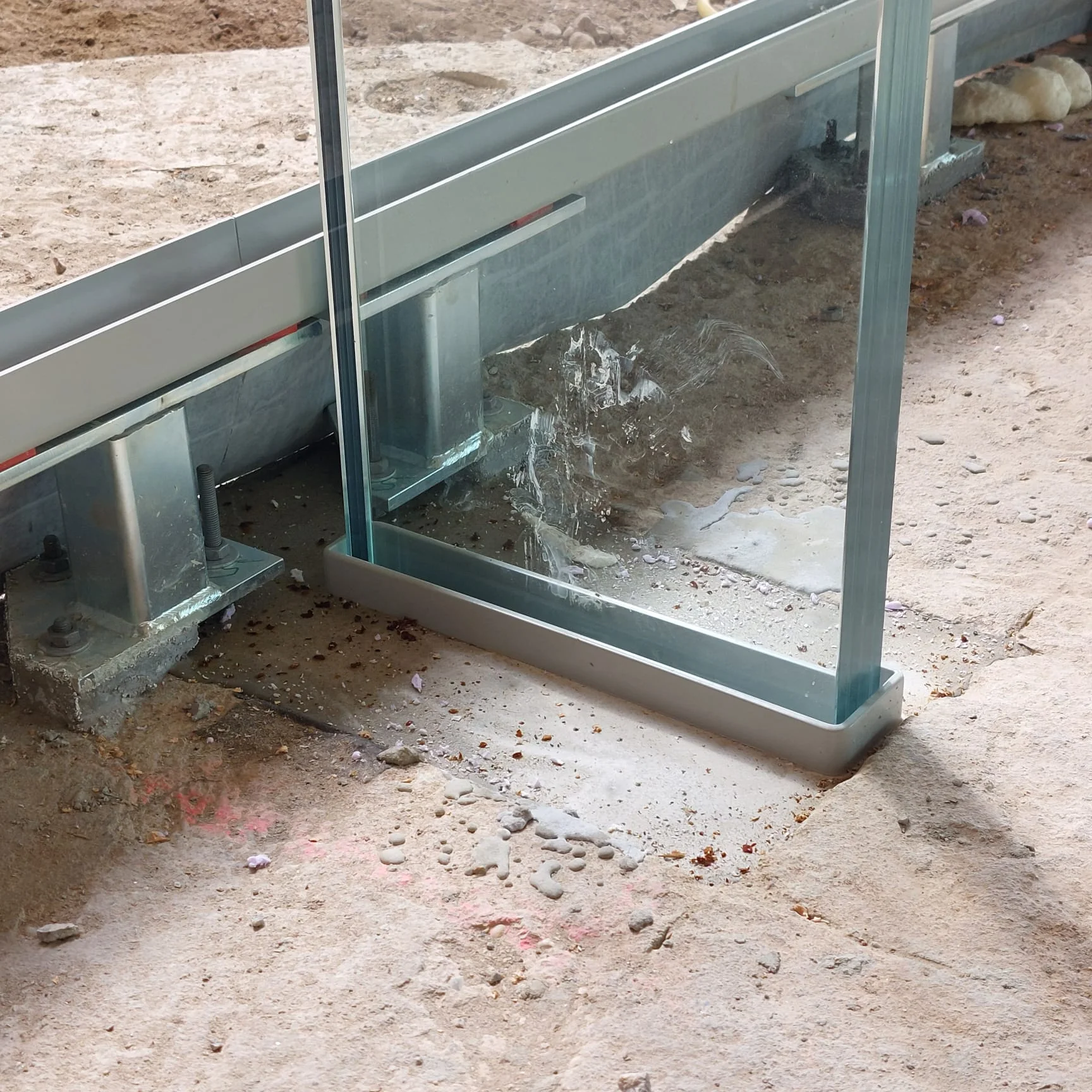 Onderste projectspecifieke glasvatting van een constructieve glazen kolom.