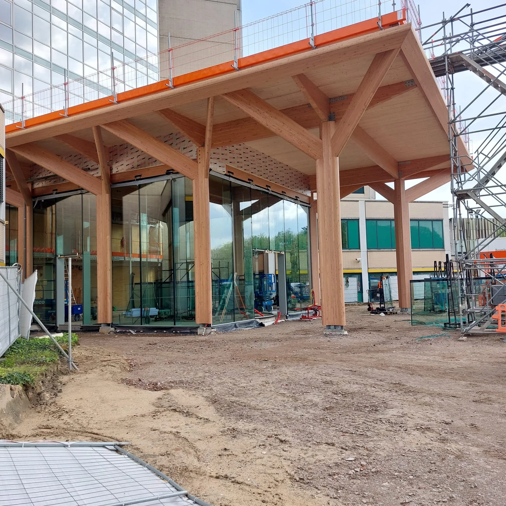 Entreepaviljoen van Rijnstate tijdens de realisatie van de glasgevel.