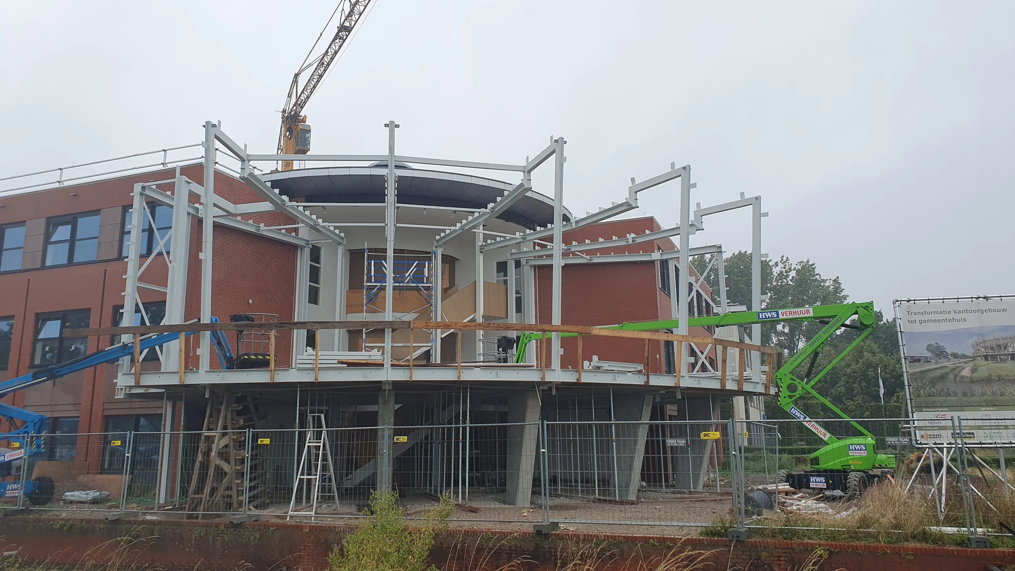 Montage van de driedimensionale staalconstructie van de nieuwe raadzaal.