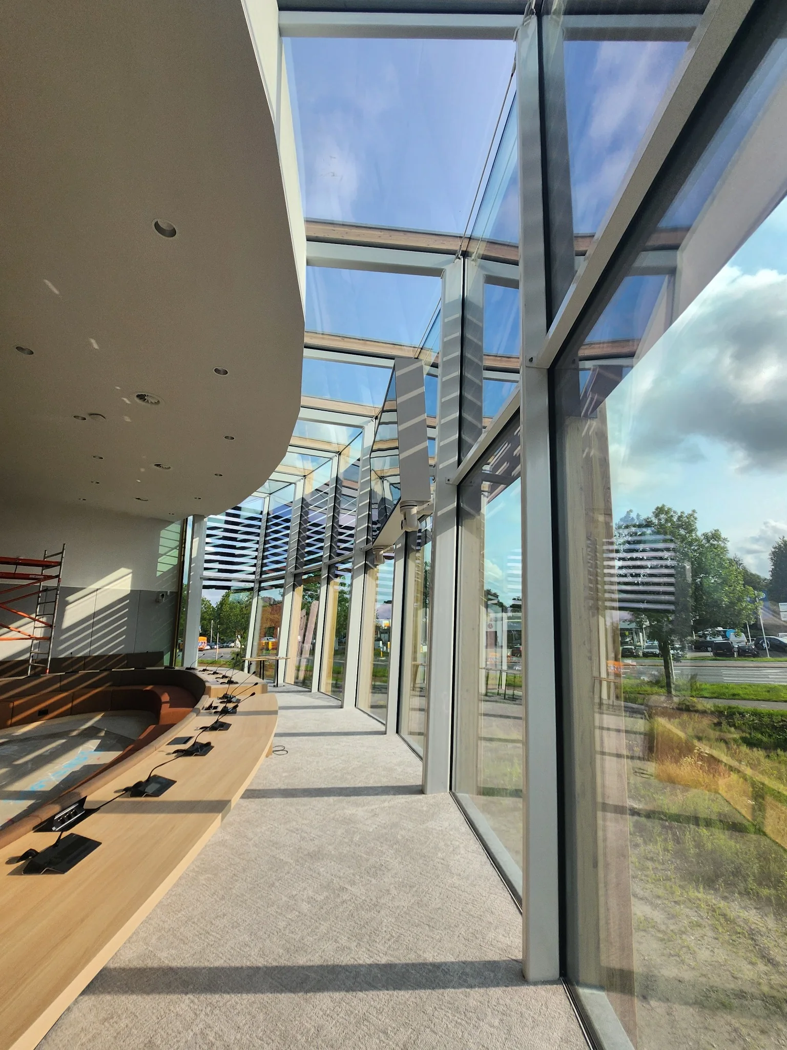 Binnenaanzicht van de glasgevel en het aansluitende glazen dak van de raadzaal.
