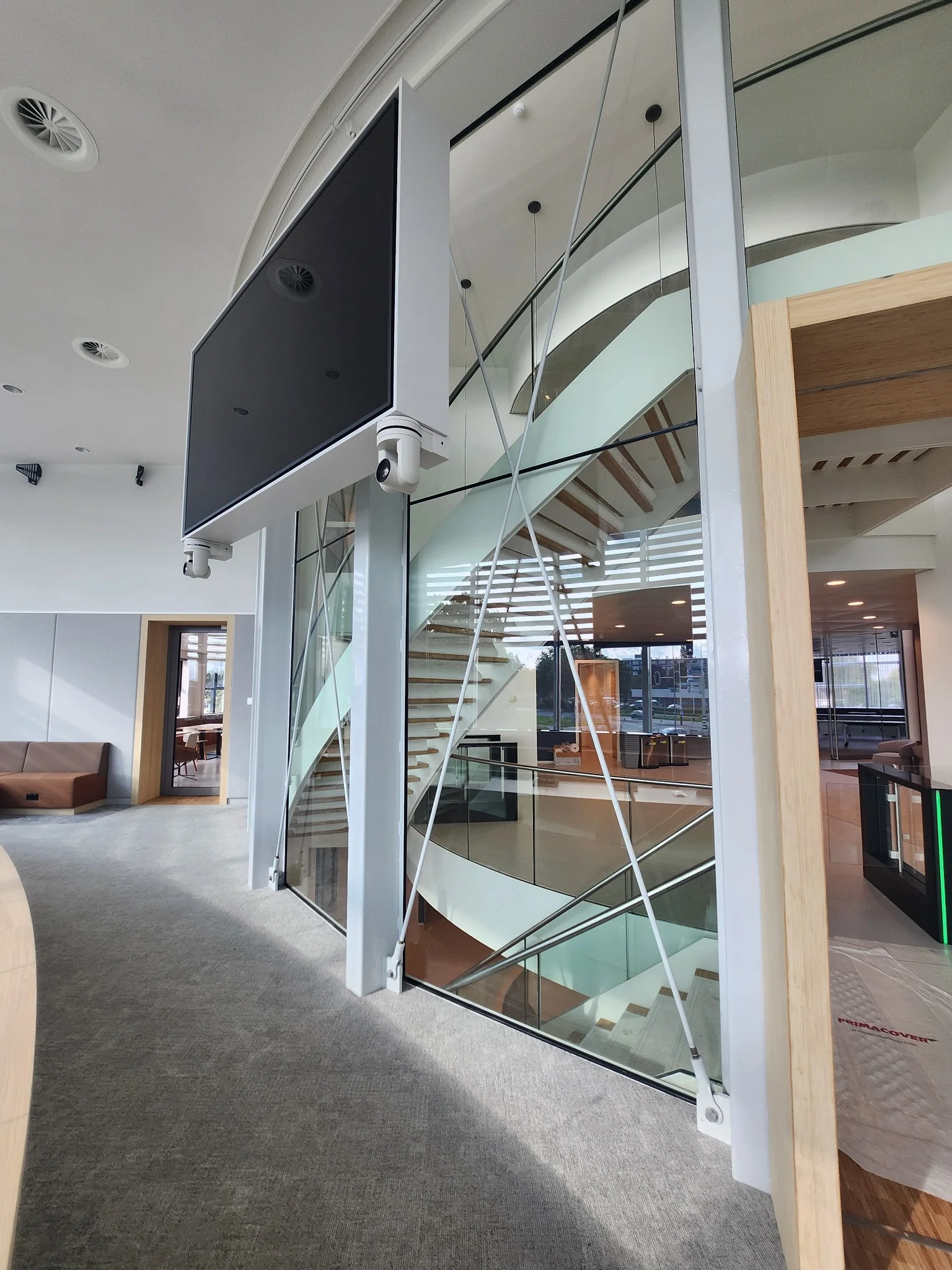 Structurele geluidwerende glaswand tussen raadzaal en trappenhuis.
