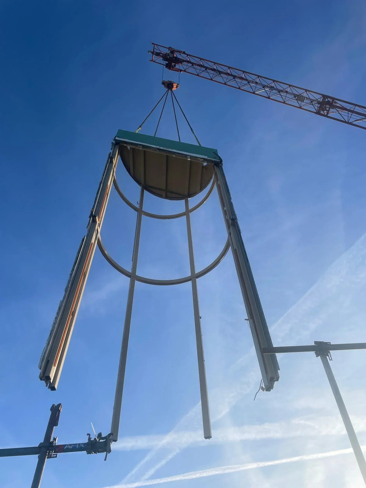 Afvoer van een deel van de oude liftschachtconstructie.