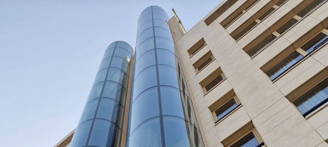 Twee vernieuwde glazen liftschachten bij Grand Hotel Huis ter Duin.