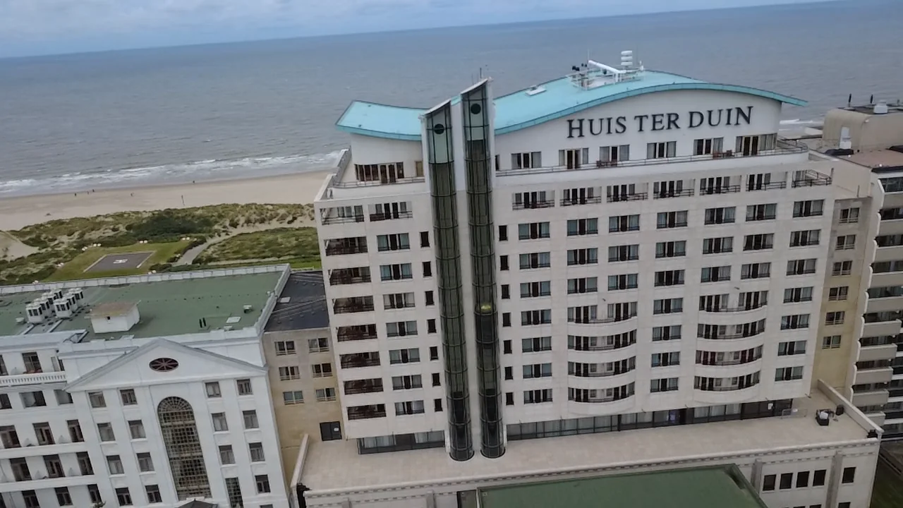 Luchtfoto van Grand Hotel Huis ter Duin met de twee glazen liftschachten.