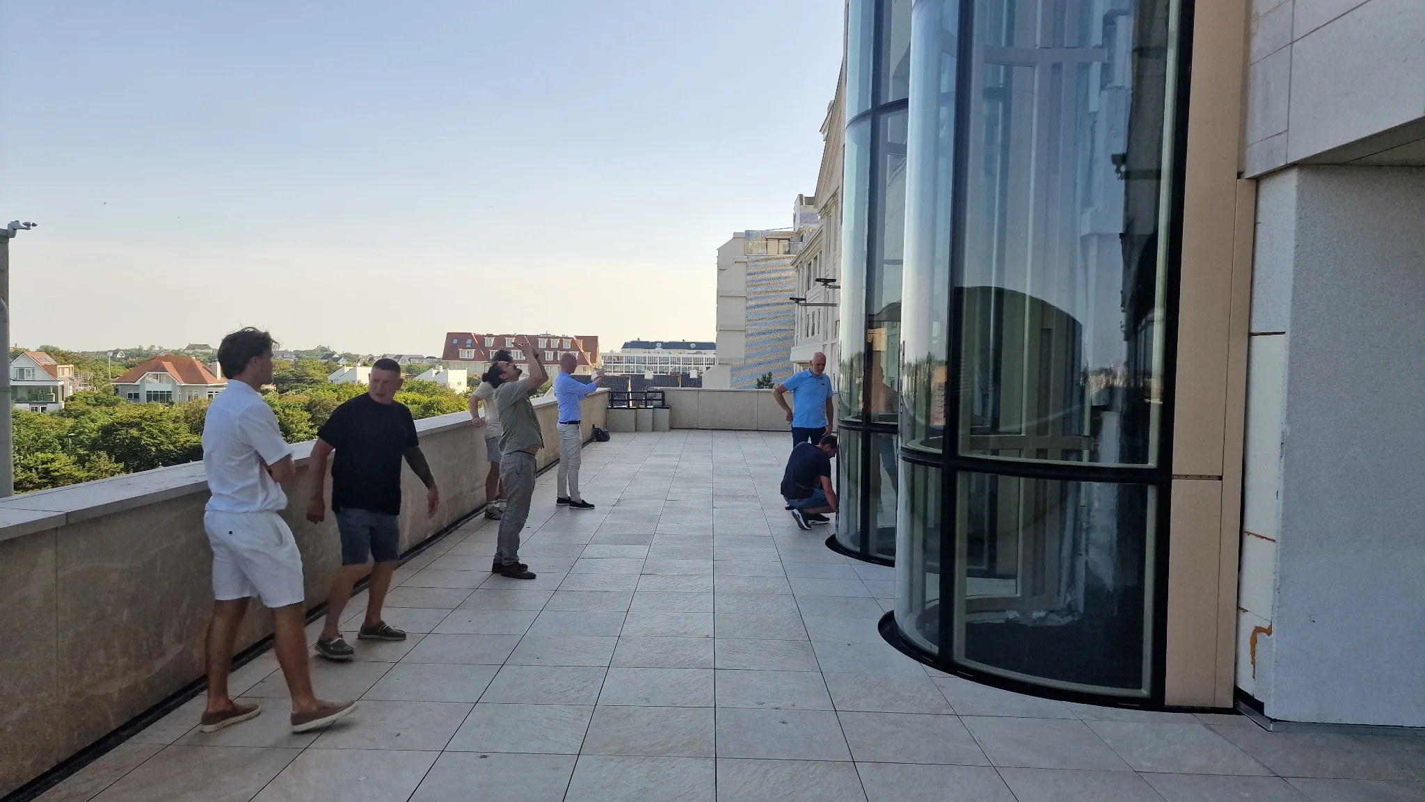 Projectteam bij de vernieuwde glazen liftschachten.