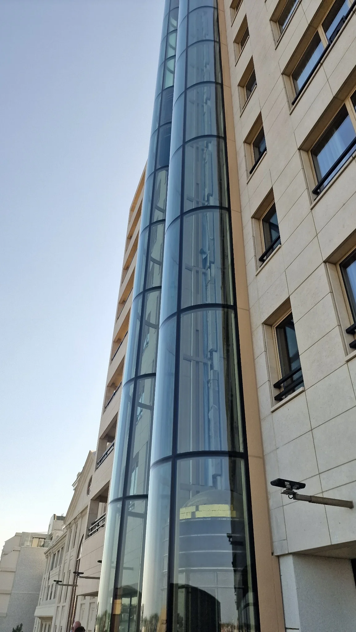 Detail van een vernieuwde glazen liftschacht.