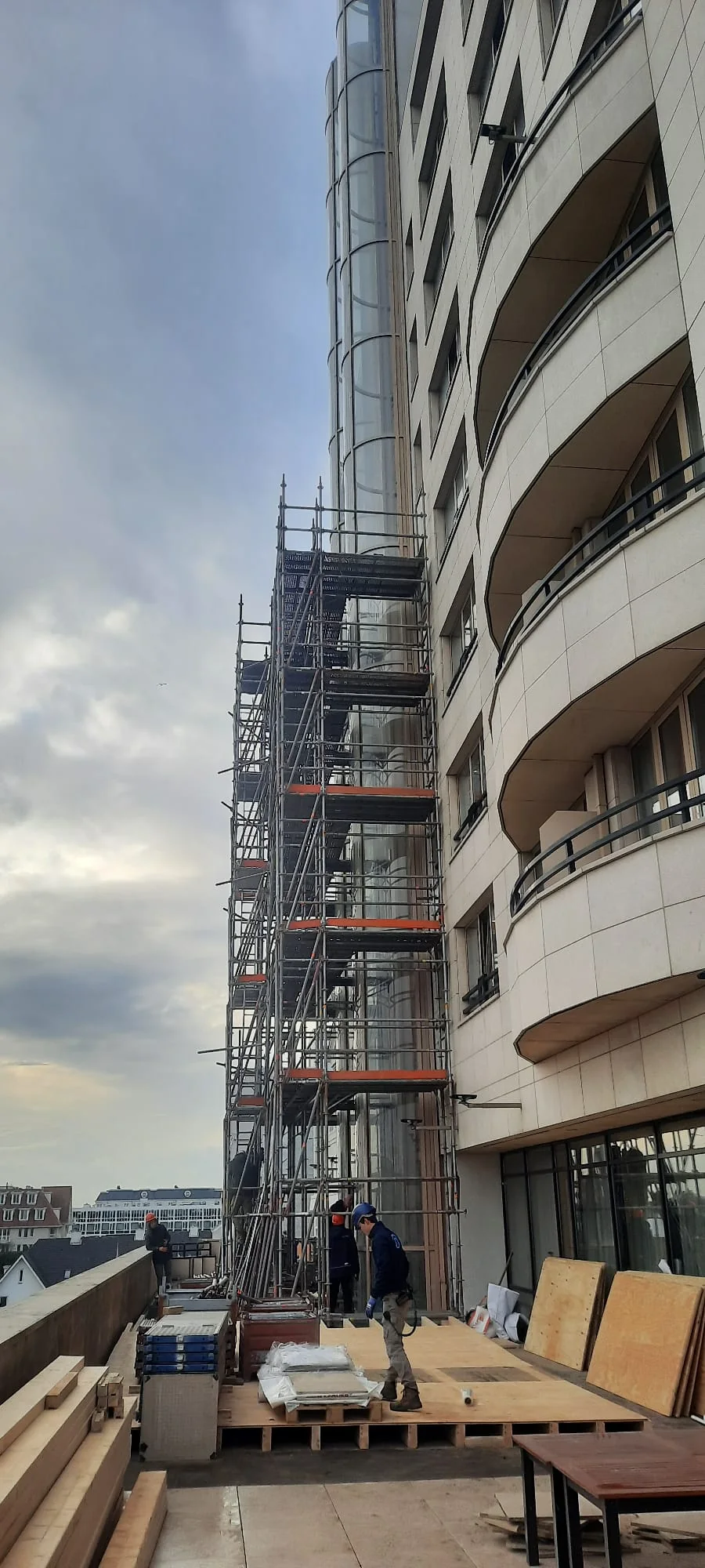 Bestaande liftschachten voor de renovatie.