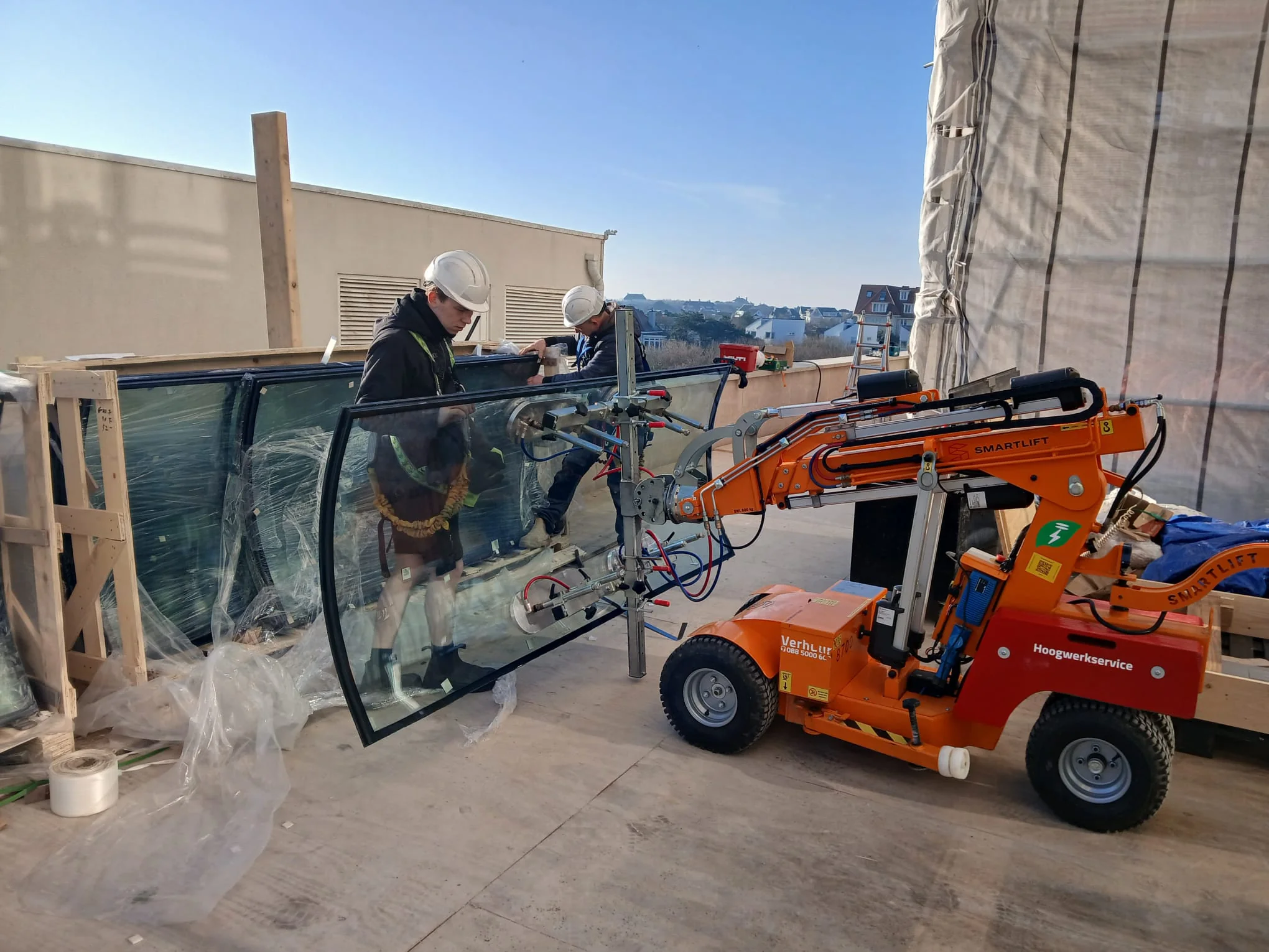 Gebogen isolatieglas wordt met een glasrobot voorbereid.