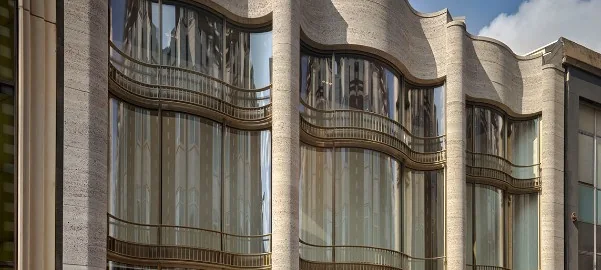 Golvende glasgevel aan de Nieuwendijk in Amsterdam.