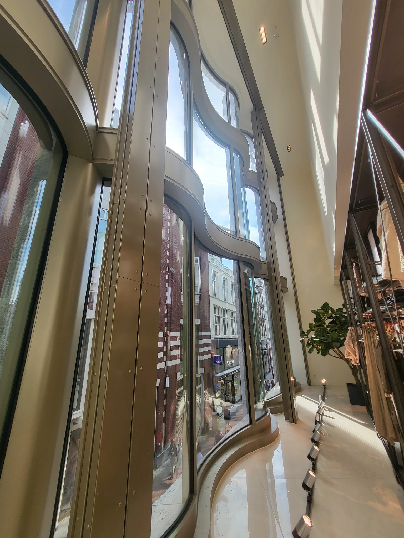 Binnenzijde van de golvende glasgevel en staalconstructie.