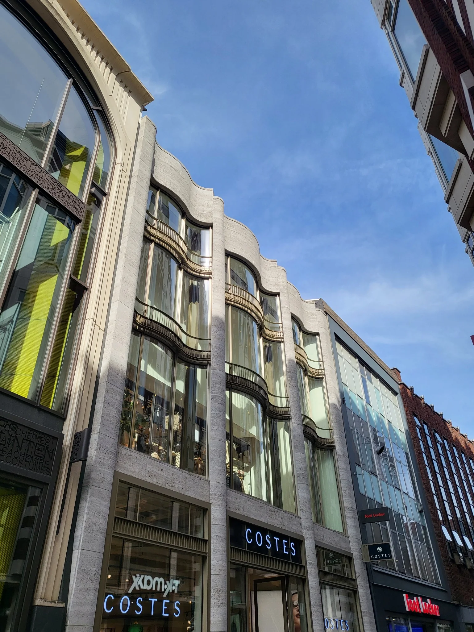Golvende gevel in de winkelstraat Nieuwendijk.