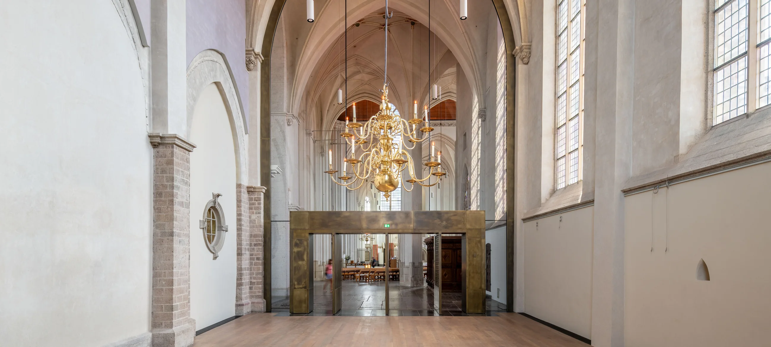 Transparante glaswand in de monumentale boog van de Stevenskerk in Nijmegen.