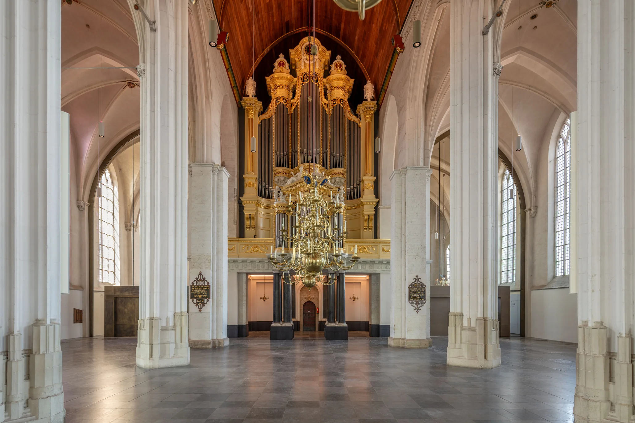 Beide kapellen en het orgel in de centrale ruimte van de Stevenskerk.