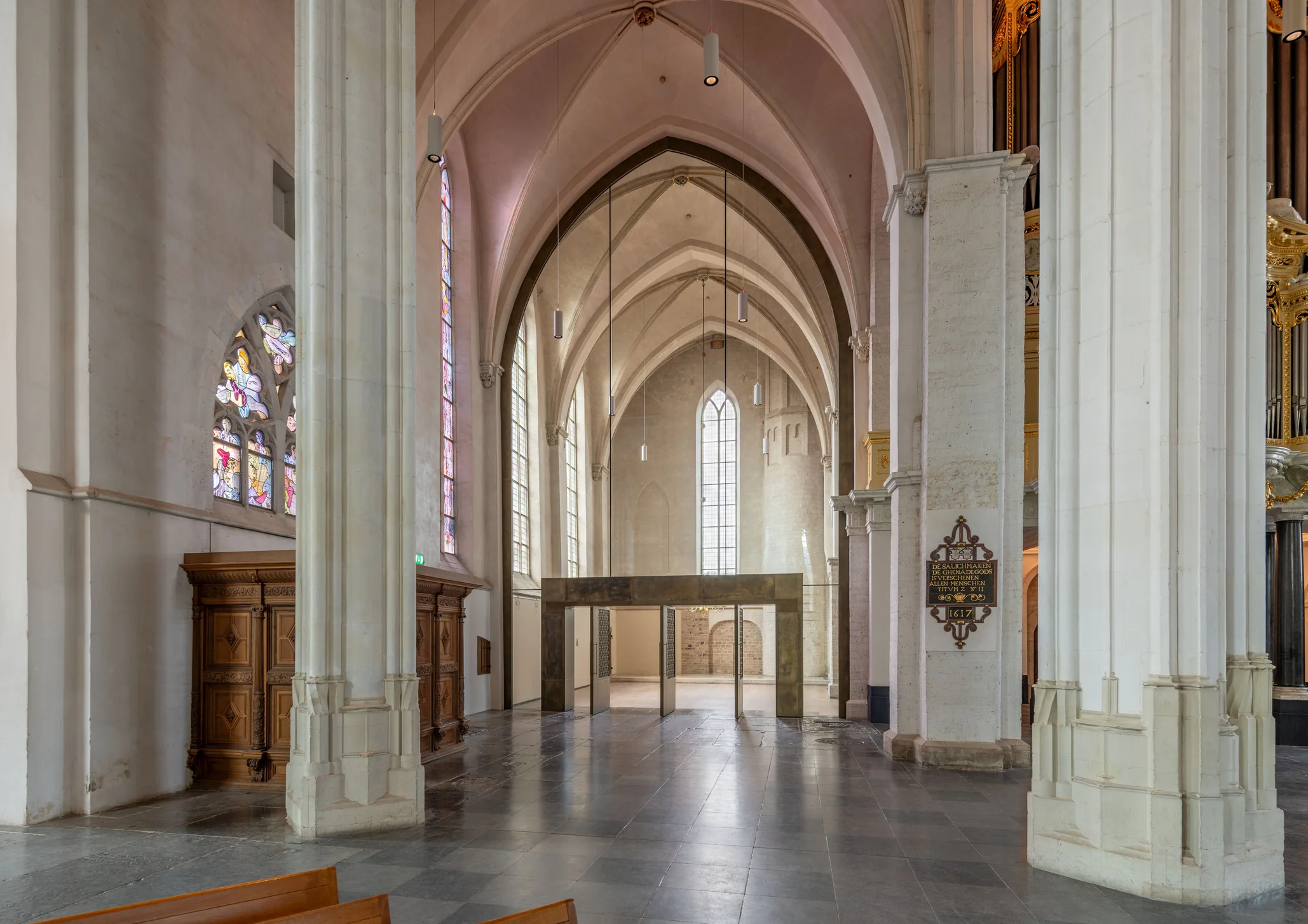 Ruimtelijke beleving van de Stevenskerk door de nieuwe transparante glaswand.